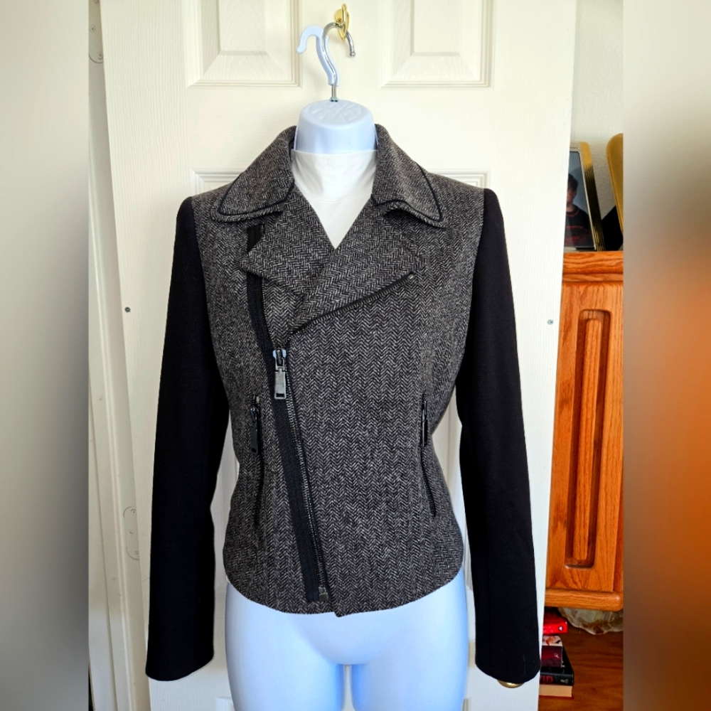 Tahari Sporty Jacket  Women's‎ Size 4 Black/Gray Houndstooth Excellent Condition